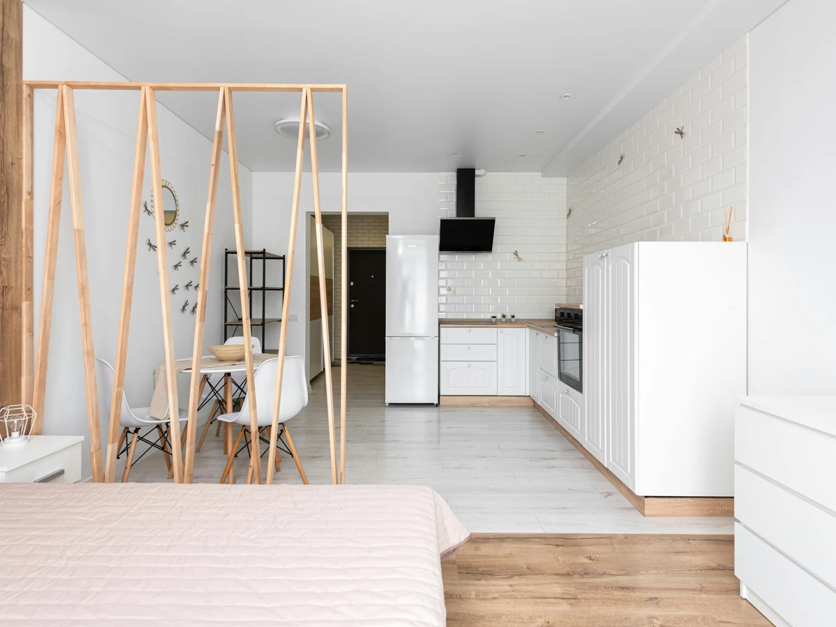 Small open-plan flat with a kitchen area and a sleeping space