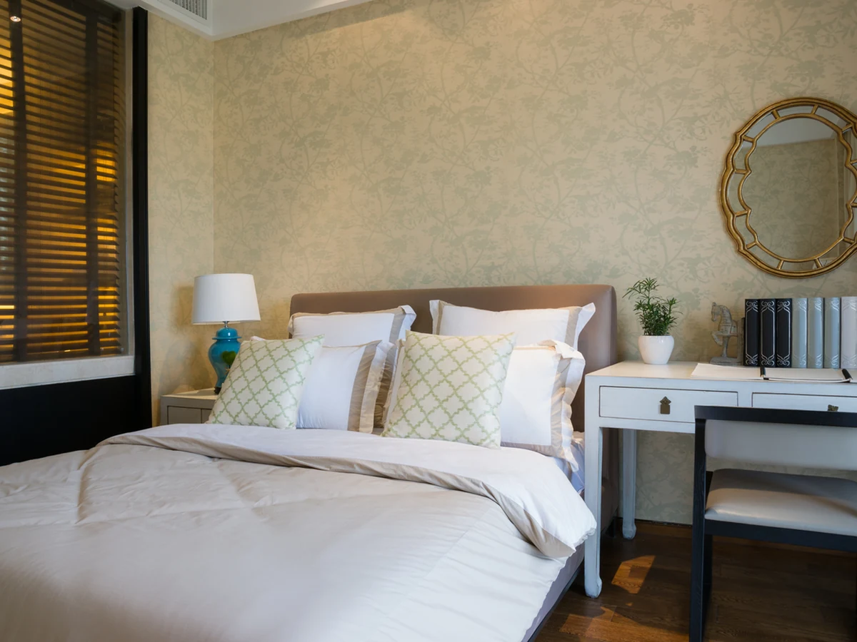 Warm textured bedroom painting finish in Cheltenham by Cheltenham Decorators