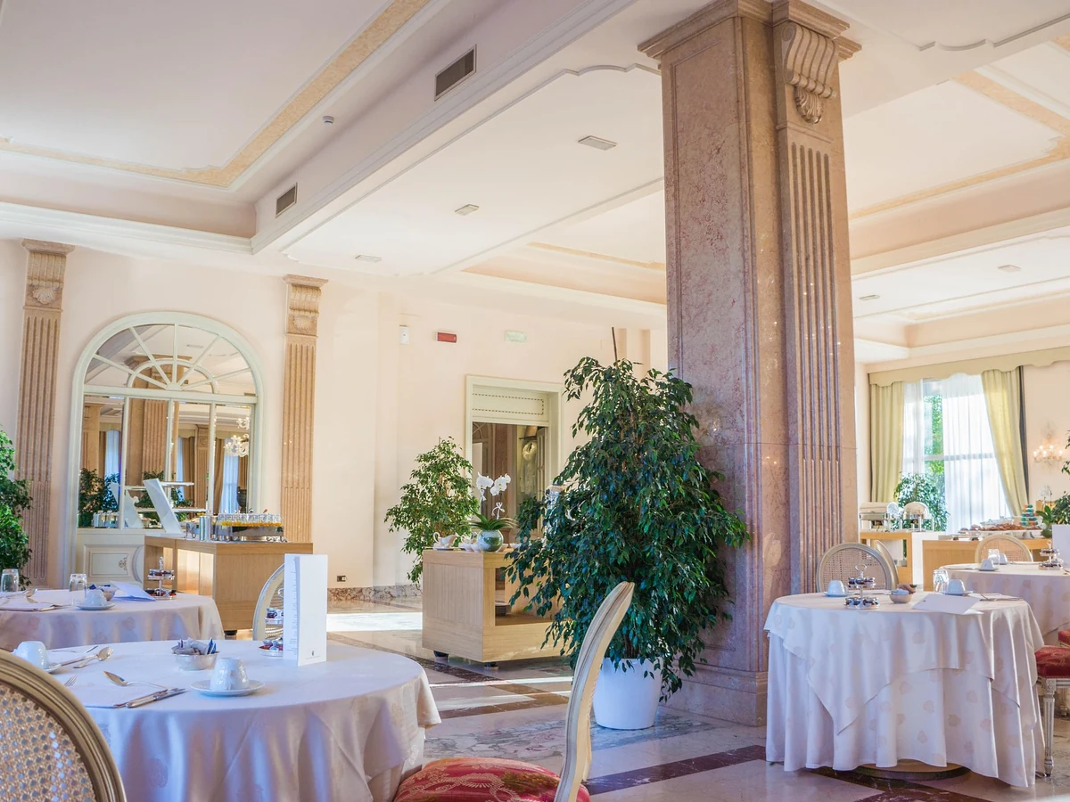 Commercial painting in Cheltenham by Cheltenham Decorators, grand hotel dining room interior