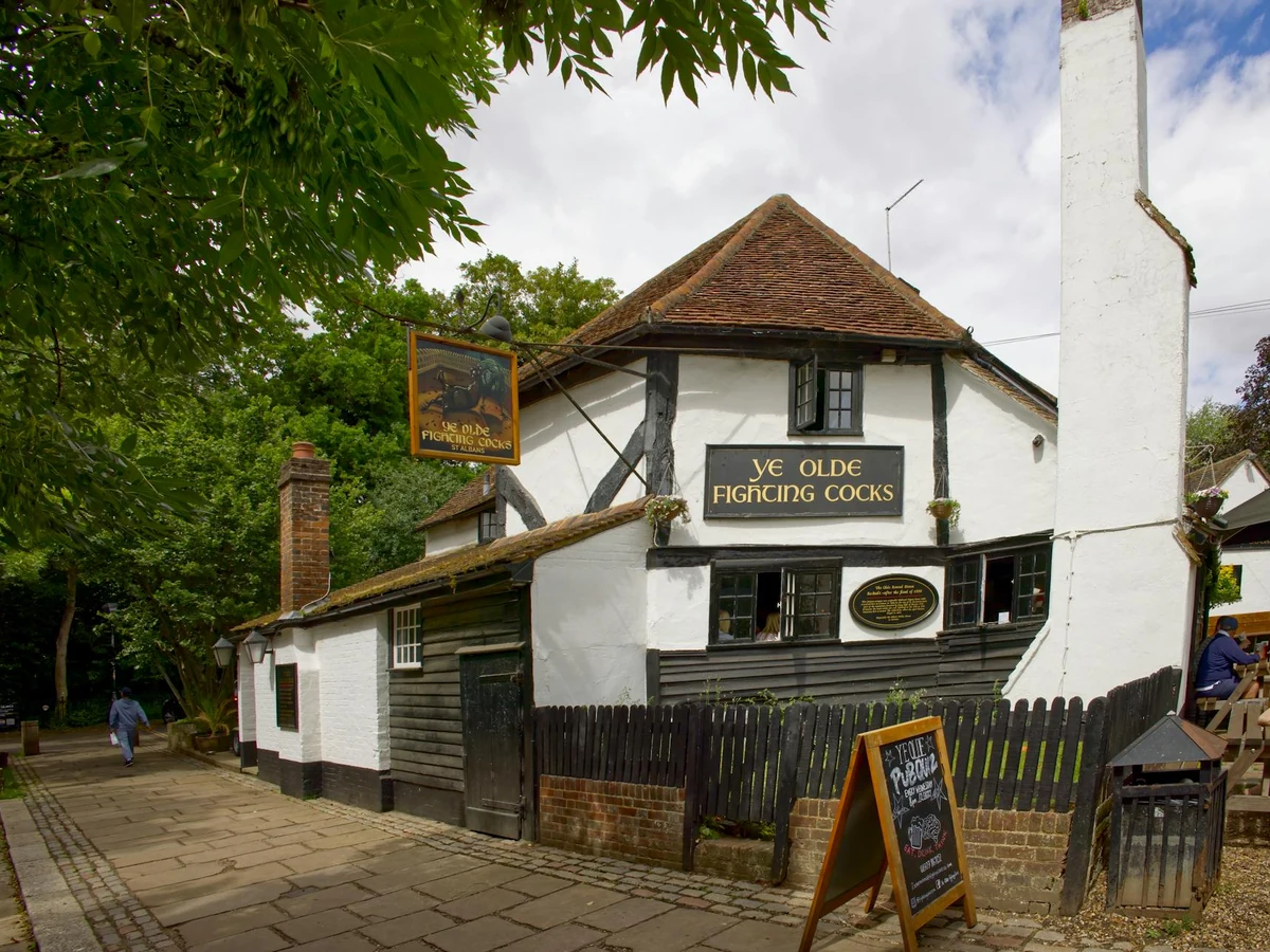 Historic pub exterior painted by Cheltenham Decorators in Tewkesbury