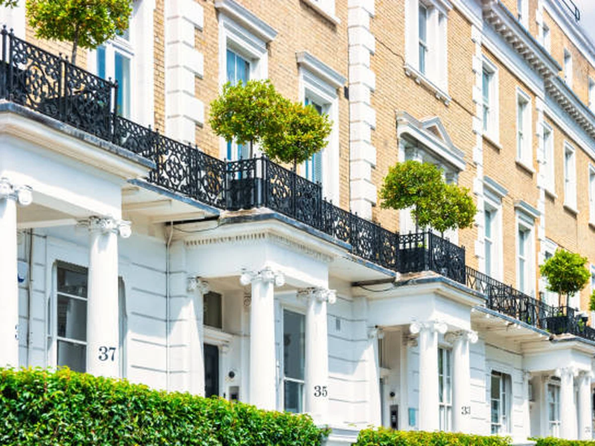 Painters and decorators in Cheltenham - white stucco Georgian townhouse exterior by Cheltenham Decorators