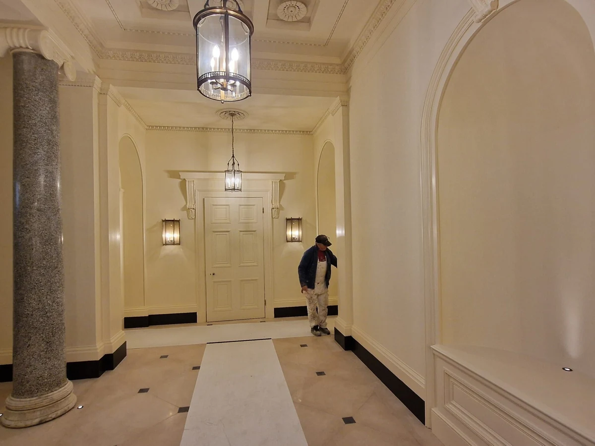 hallway-painting-panelled-entrance-hall-cheltenham-cheltenham-decorators Grand painted panelled entrance hall by Cheltenham Decorators